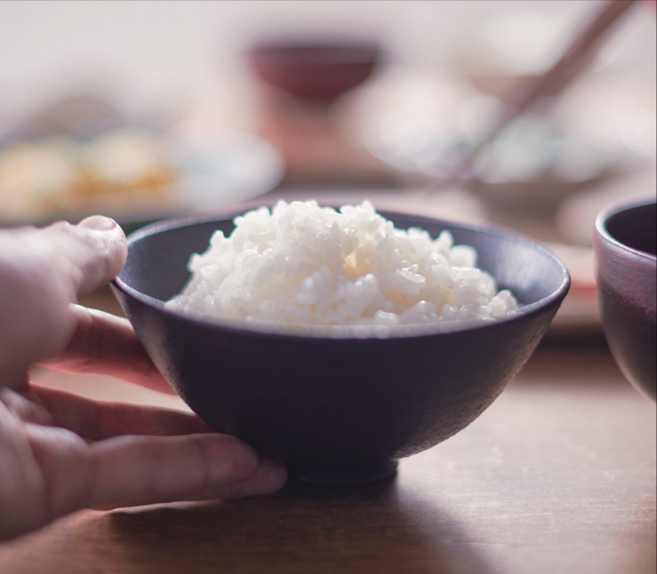炊きたてのご飯が盛られた茶碗